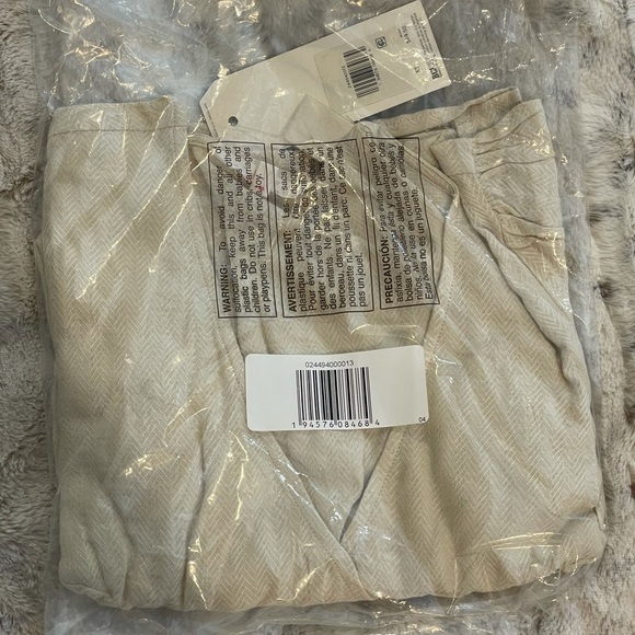 Levi’s Gabi V Neck NWT XS - Picture 10 of 12